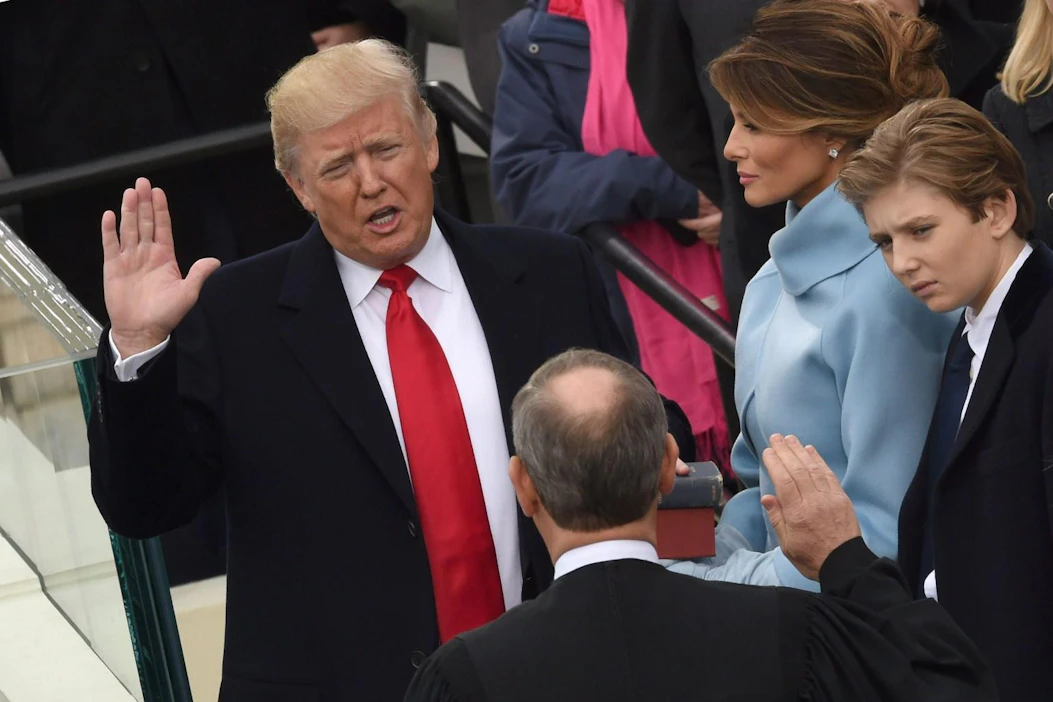 Valassaan Donald Trump lupasi hoitaa uskollisesti presidentinvirkaa ja tekevänsä parhaansa säilyttääkseen ja suojellakseen Yhdysvaltain perustuslakia. LEHTIKUVA / AFP