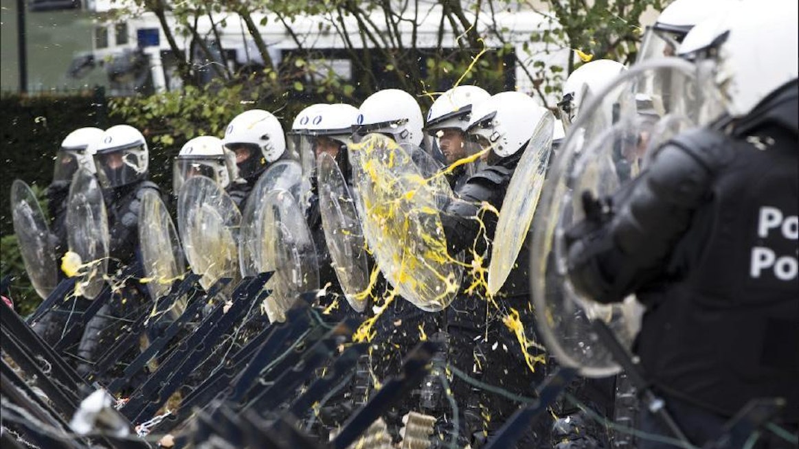 Poliiseja oli mielenosoituksessa runsaasti. Heitä kohti heitettiin kananmunia, kiviä ja olkisilppua. Juha Roininen/EUP-IMAGES