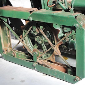 Lontoolaisen Otto Singerin v.1941 kehittämä Rotaped-tela kävi suoraan takapyörän paikalle. Vetorattaan ote kotelomallisen telan hammastuksiin varmistettiin rullaketjuilla. Koska ketju ei tehnyt kokonaista lenkkiä, vaan liikkui lyhyen matkaa edestakaisin rissapyörissä, voitiin liittimiin lisätä pitkät kiristimet. Telapari painoi reilut 1 200 kiloa ja maksoi lähes saman verran kuin uusi rautapyöräinen Fordson N -traktori.