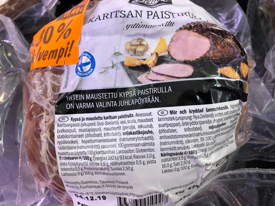 "Yrtein maustettu kypsä paistirulla on varma valinta juhlapöytään." Suomen lippu ei kuitenkaan ole varma valinta, jos haluaa myös lihan alkuperän olevan suomalaista.
