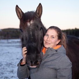 &quot;Tärkeätä olisi saada myös meitä vähän nuorempia harrastajia mukaan järjestötoimintaan”, Eveliina Talvensaari sanoo. Arkistokuvan hevonen on Grafiitti.