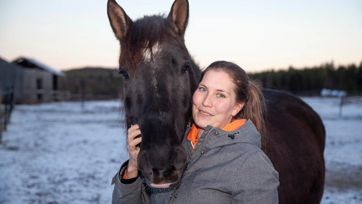 "Tärkeätä olisi saada myös meitä vähän nuorempia harrastajia mukaan järjestötoimintaan”, Eveliina Talvensaari sanoo. Arkistokuvan hevonen on Grafiitti.