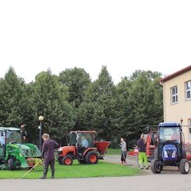 Kiinteistötraktoritesti tehtiin Lepaalla. Koneviestin testausten lisäksi Hämeen Ammatti-instituutin opiskelijat koeajoivat  traktoreita osana käytännön opiskelua.