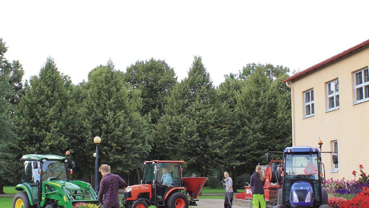 Kiinteistötraktoritesti tehtiin Lepaalla. Koneviestin testausten lisäksi Hämeen Ammatti-instituutin opiskelijat koeajoivat traktoreita osana käytännön opiskelua.