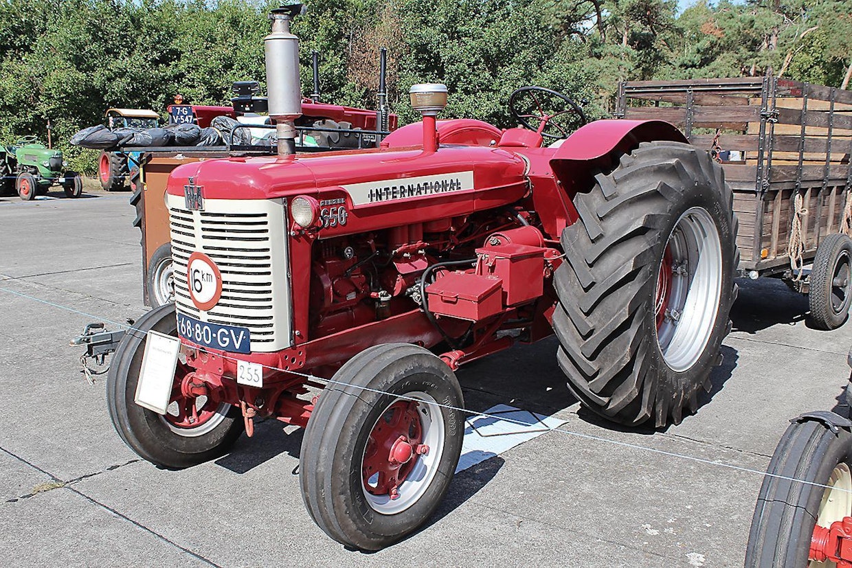 McCormick 650 oli viimeisiä Deering-sukuun kuuluneita traktoreita, sitä tehtiin bensa-, nestekaasu- ja dieselkäyttöisenä yhteensä 4 933 kappaletta vuosina 1956–58. Bensalla startattava 65 hevosvoiman 5,7-litrainen nelosmoottori oli jo vanhanaikainen, mutta amerikkalaiset viljelijät olivat mieltyneet sen hitaaseen voimaan. Lisävarusteena sai ohjauksentehostimen, hydraulisen nostolaitteen ja tupakansytyttimen.