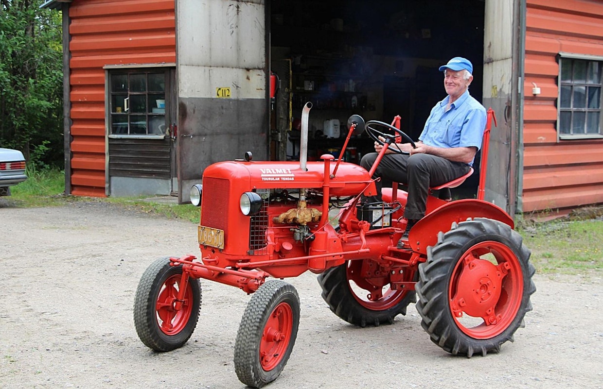 Sahlbergin Hannun luona järjestyi Piikkilangankiristäjän koeajo ja kokemus oli ilmeisen miellyttävä. Pikku-Valmetia ei ole viety pallon toiselle puolelle, mutta sen esikuva Farmall Cub on siellä melko yleinen harrastetraktori. Lukumääräisesti eniten saarilta löytyy Internationalia, kakkosena on John Deere.