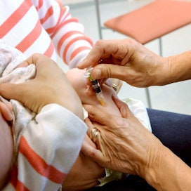 Lähes puolet EU-kansalaisista uskoo, että rokotteet aiheuttavat usein vakavia sivuvaikutuksia. LEHTIKUVA / MIKKO STIG
