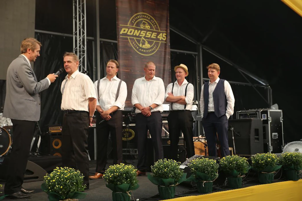 Juha, Janne, Jarmo ja Jukka Vidgrén odottavat hevosenluovutusvuoroaan, kun Jussi Vatanen haastattelee Ponssella 45-vuotisen työrupeaman tehnyttä Matti Hiltusta.