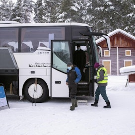 Aluevaalien ennakkoäänestys alkoi tänään. Kuvassa vaalibussi Saarijärvellä Häkkilän kylätalon pihalla. LEHTIKUVA / Tommi Anttonen