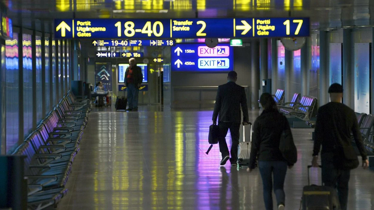 STT:n tietojen mukaan lakiesityksessä linjataan muun muassa, että jos Suomeen saapuvalla matkustajalla on mukana todistus koronarokotuksesta tai jo sairastetusta covid 19 -taudista, hän saa tulla maahan vapaasti.