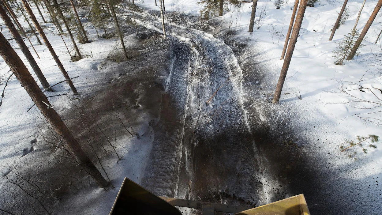 Ranualla urakoinut Kimmo Visuri levittää rakeistettua tuhkaa neljä tonnia hehtaarille. Tunnissa hän levittää noin viisi hehtaaria.