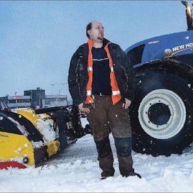 Porvoolainen viljanviljelijä Jani Hannula sai tarpeekseen valvonnoista ja luopui suurelta osin tilanpidosta. Hän jatkaa aurausurakointia, mutta kovin lyhyeksi tämäkin talvi on jäämässä. Kari Salonen