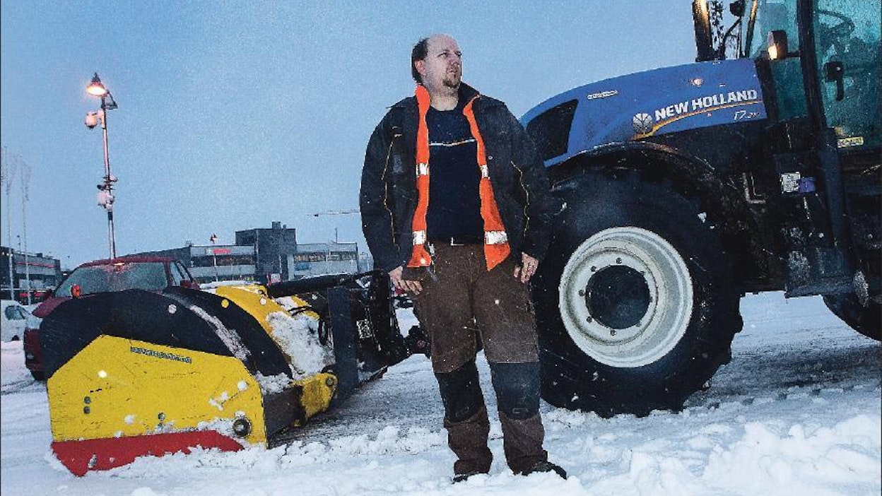 Porvoolainen viljanviljelijä Jani Hannula sai tarpeekseen valvonnoista ja luopui suurelta osin tilanpidosta. Hän jatkaa aurausurakointia, mutta kovin lyhyeksi tämäkin talvi on jäämässä. Kari Salonen