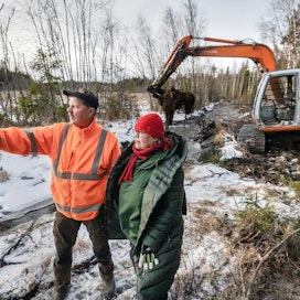 Stig-Göran Nessler ja Harriet Nessler silmäilevät Mustasaaren Iskmossa aluetta, jonka ojien kunnostuksen Stig-Göran Nessler aloitti tänä keväänä. Iskmon isossa kunnostusojituksessa ojia ei avattu.