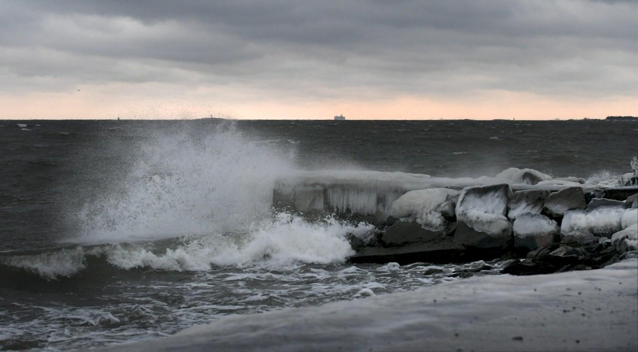 Aallot murtuivat rantaan Helsingin Hernesaaren kärjessä.