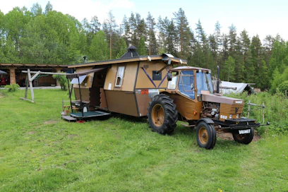 Valmet-sauna on saanut saman riemukkaan ruskean värityksen kuin vetopelinsä. Patio vedetään siirtymän ajaksi saunan alle hydraulisylinterillä ja markiisi peittää oviaukon. Tieajo on tavallista järeämmän rengastuksen ansiosta mukavaa vaikkakin hitaanpuoleista.