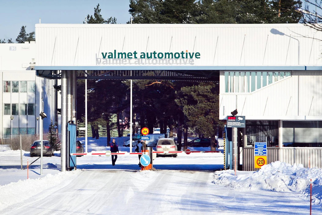 Valmet Automotive palkkaa par'aikaa yli tuhatta autonrakentajaa ja toimihenkilöä Uuteenkaupunkiin.