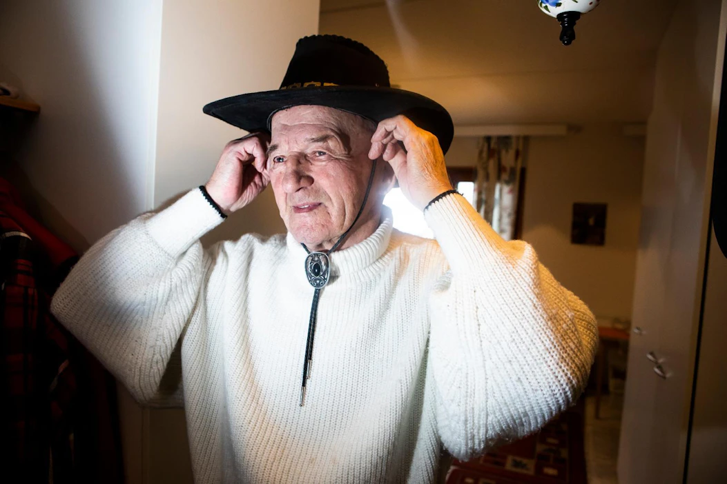 "Olen joskus ajatellut, että saivatkohan ne Kemijokivarren asukkaat tarpeeksi korvausta niistä taloista, kun tuli se pato", Väinö Vuolukka miettii. Hän on nähnyt pienenä poikana Lapissa talvisodan, jonka päättymisestä tulee perjantaina kuluneeksi 80 vuotta.