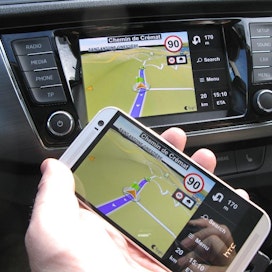 Navigointijärjestelmä on huomattavasti halvempi toteuttaa älypuhelimen avulla kuin kiinteänä.