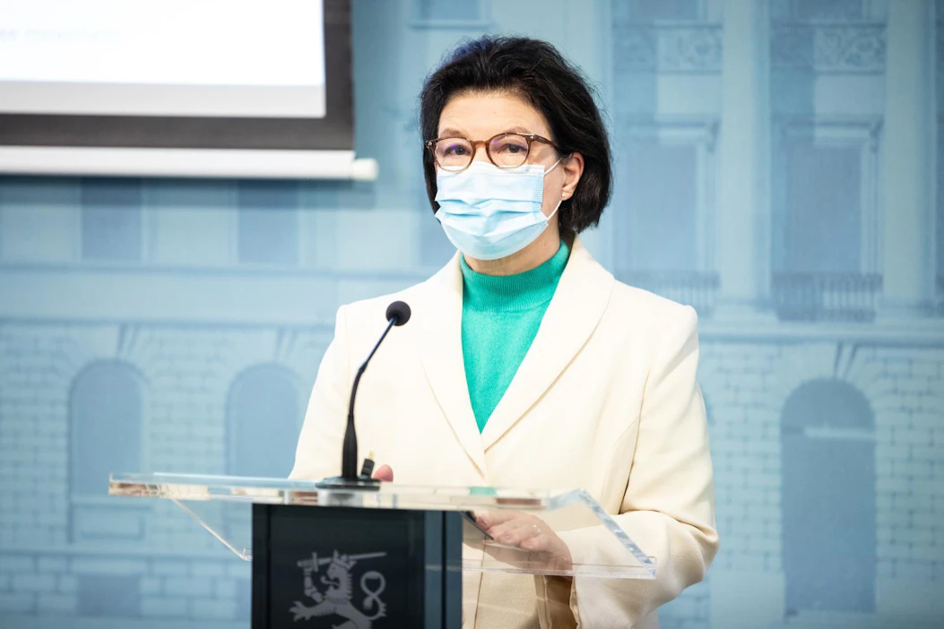 Sosiaali- ja terveysministeriön strategiajohtaja Liisa-Maria Voipio-Pulkki vetoaa vakavasti, että suosituksia ja rajoituksia noudatettaisiin.