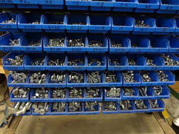 ToolPack-tuotteisiin kuuluva ruuviteline on vankkaa tekoa ja laatikot kantavat kaiken, mitä niissä saa sisällä pysymään. Miinuspuolena on tässä kokoonpanossa suurempikokoisten laatikoiden puuttuminen. Jotta ruuvihyllystä olisi mahdollisimman suuri hyöty, on laatikon sisällön selvittävä kertavilkaisulla. Tussilla laatikon etureunaan tai mieluiten tarralapulle tehty laatikon sisällöstä kertova teksti nopeuttaa halutun nippelin löytymistä. Ruuvihyllyn voi muuttaa jälkikäteen pyörillä liikkuvaksi melko pienellä vaivalla. ToolPack-hyllystä on tehty pyörillä kulkeva hitsaamalla pätkät lattaa telineen jalkoihin ja lattoihin on hitsattu kiinni varastorullakon pyörät.