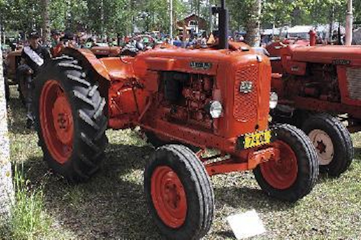 Nuffield Universal Four, kansanomaisemmin nelos-Nuhvi, oli vielä 60-luvun alussa suosittu urakointikone. Se soveltui korkean maavaransa ansiosta hyvin metsäajoon, ja vankan rungon ansiosta sitä käytettiin paljon kaivureiden peruskoneena. Lähes 20 vuotta samannäköisenä pysynyt traktori uudistui muotoilunsa puolesta vuonna 1967, mutta perustekniikan suhteen Nuffield 4/65:n muutokset olivat vähäisiä. Seuraava vaihe ennen lopullista häviämistä oli merkin vaihtuminen Leylandiksi. (Oulainen)