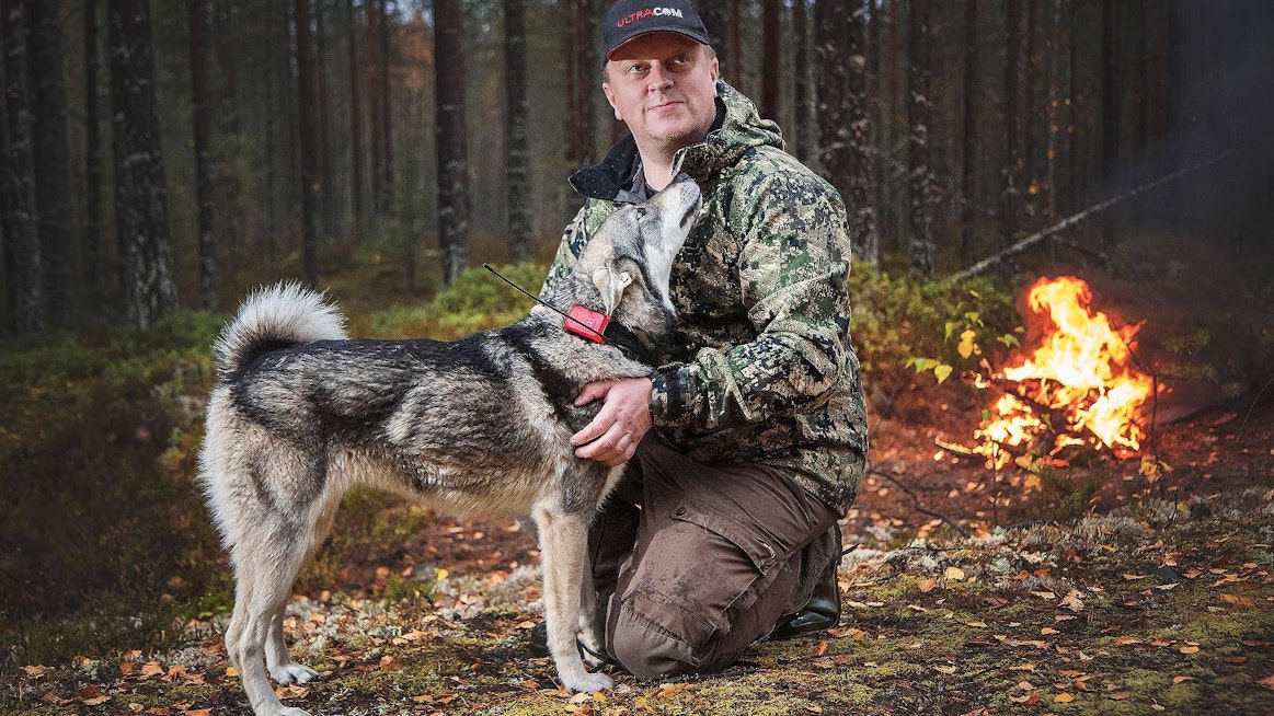 Kokenut hirvikoiraharrastaja ja metsästäjä Kimmo Pakkanen kehottaa passimiehiä varmistamaan koiran sijainnin, kun ottaa hirven tähtäimeen. Pakkasen alle vuoden ikäinen jämtlanninpystykorva Pakkalan Fifa opettelee paraikaa hirvikoiran hommia.