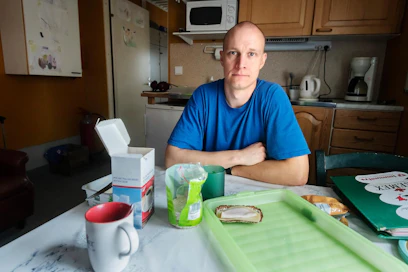 Aki Syrjälä ei tiedä vielä miten hänen maitotilansa käy, mutta oma elämä tuntuu nyt valoisammalta. Hän kannustaa muitakin puhumaan asioistaan lähimmilleen.