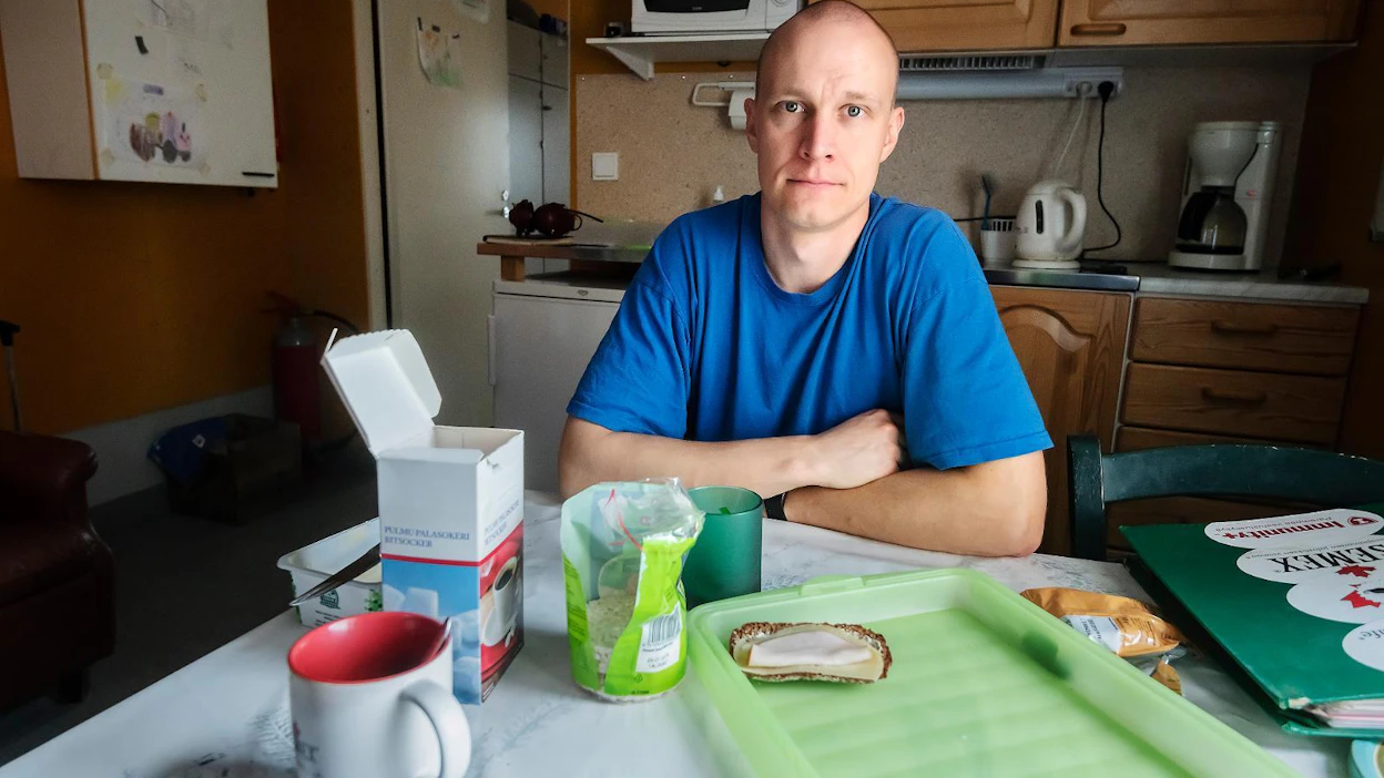 Aki Syrjälä ei tiedä vielä miten hänen maitotilansa käy, mutta oma elämä tuntuu nyt valoisammalta. Hän kannustaa muitakin puhumaan asioistaan lähimmilleen.