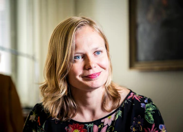Tiede- ja kulttuuriministeri Hanna Kosonen (kesk.) suosittaa urheiluseuroja lopettamaan kaikki sisäpelit.