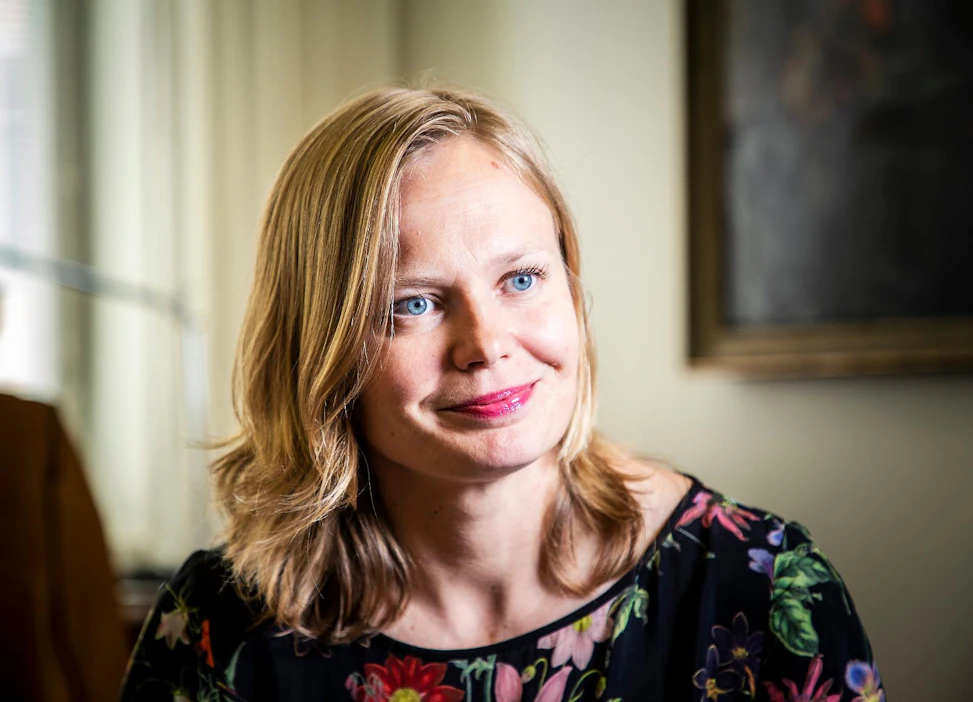 Tiede- ja kulttuuriministeri Hanna Kosonen (kesk.) suosittaa urheiluseuroja lopettamaan kaikki sisäpelit.
