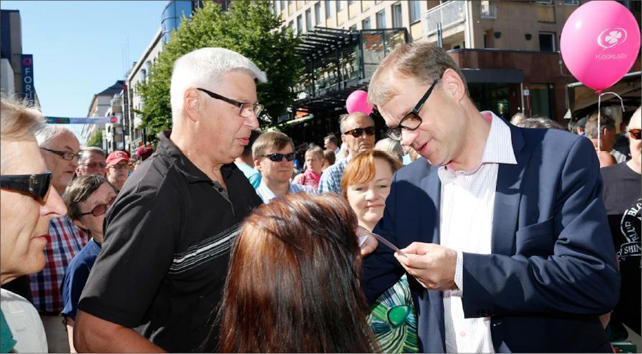 Pääministeri Juha Sipilä (kesk.) pitää kotimaisen maatalouden tilannetta hyvin huolestuttavana. Maatalouden mahdollista kriisitukipakettia sorvataan kasaan syyskuussa hallituksen budjettiriihessä. Pääministeri tapasi äänestäjiä Jyväskylässä keskiviikkona. Sami Karppinen