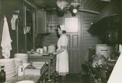 Työmaahuollon keittiö on sijoitettu junavaunuun Lapin jälleenrakennustyömaalla vuonna 1945.