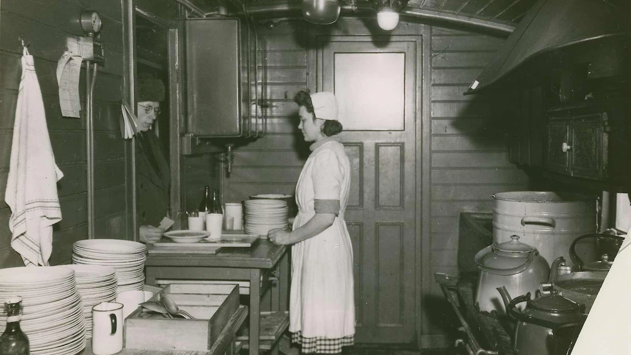 Työmaahuollon keittiö on sijoitettu junavaunuun Lapin jälleenrakennustyömaalla vuonna 1945.