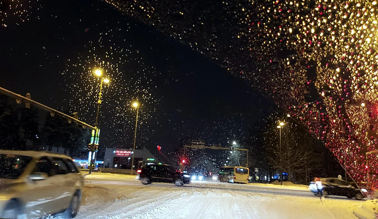 Ajo-olosuhteita teillä vaikeuttavat lumi- tai räntäsateet sekä sään lauhtuminen. LEHTIKUVA / EIJA KONTIO