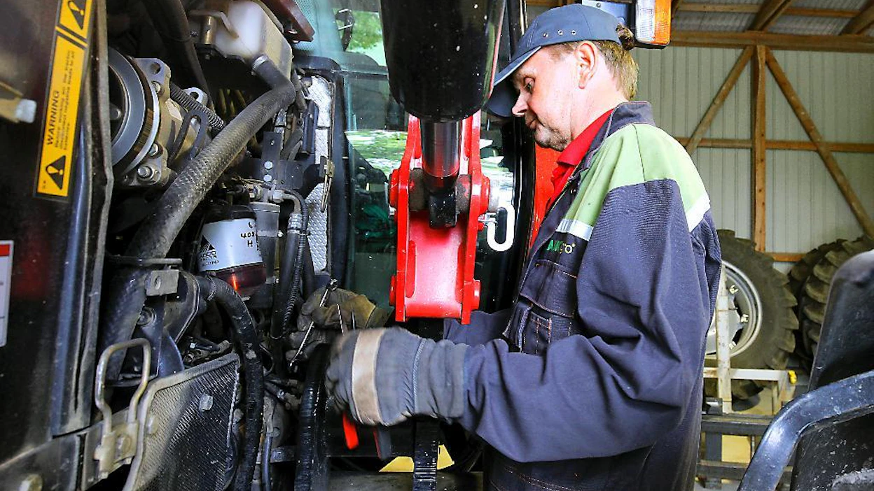 Kun tekee itse, myös työtunteja kertyy. Pekka Leskisen vuotuinen työtuntimäärä on kaksinkertainen keskimääräiseen viljatilaan verrattuna.