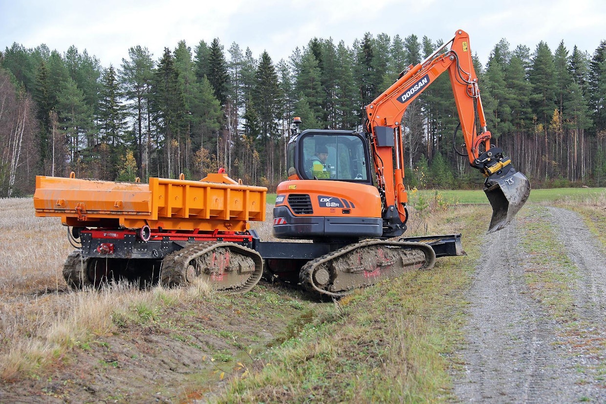 Keinuvien telojen liikkumavara oli esittelykoneessa +/-10 astetta. Tämä auttaa ojien ja esteiden ylityksessä merkittävästi.