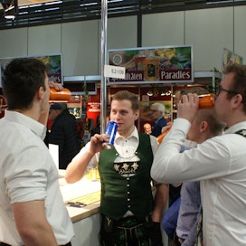 Allgäusta Etelä-Saksasta kotoisin oleva Roman Straub (toinen vas.) maistelee Laitilan panimon oluita ystäviensä kanssa Berliinin Grüne Woche -messuilla.