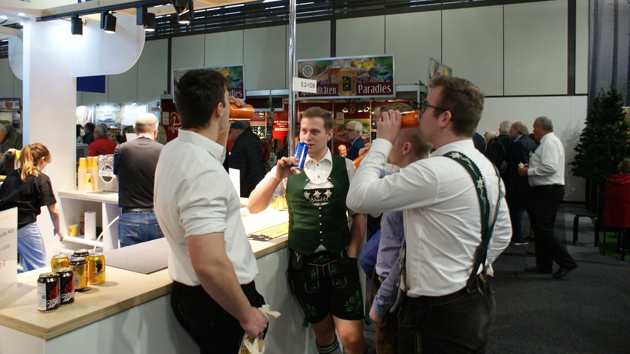 Allgäusta Etelä-Saksasta kotoisin oleva Roman Straub (toinen vas.) maistelee Laitilan panimon oluita ystäviensä kanssa Berliinin Grüne Woche -messuilla.