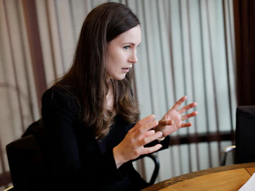 Pääministeri Sanna Marinin (sd.) mukaan hallitus keskustelee huomenna yleisötilaisuuksien rajoittamisesta.