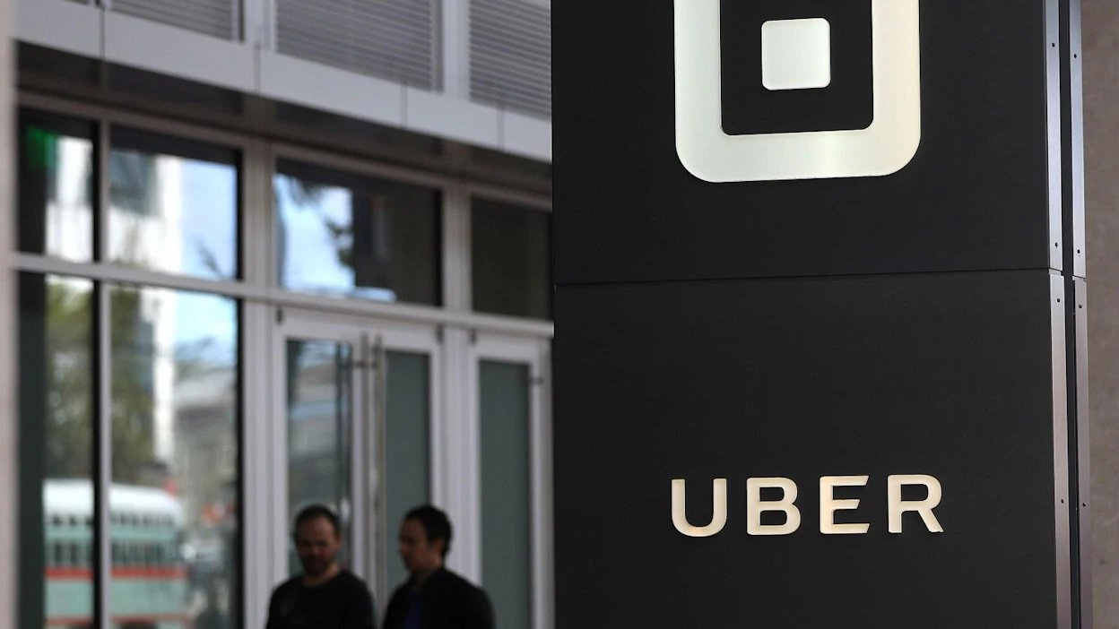 Uber aloitti toimintansa Suomessa vuonna 2014, mutta keskeytti sen viime kesänä. LEHTIKUVA / AFP