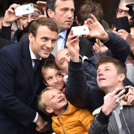 Emmanuel Macron äänesti sunnuntaina Pohjois-Ranskassa. Lehtikuva/AFP
