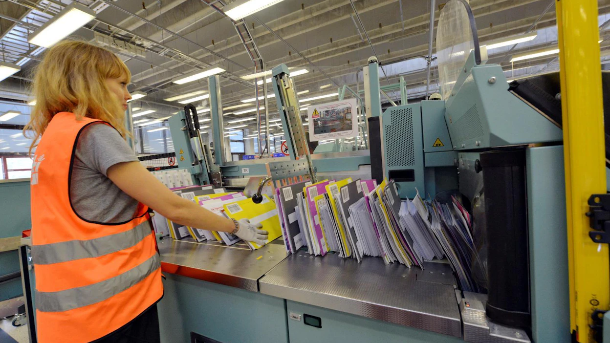 Postin automaattinen jakelukone auttaa jakamaan Koillis-Suomen kirje- ja lehtipostia. Kilpailu on aiempien postilain muutosten myötä vapautettu ja Posti toimii markkinaehtoisesti ilman julkista tukea.