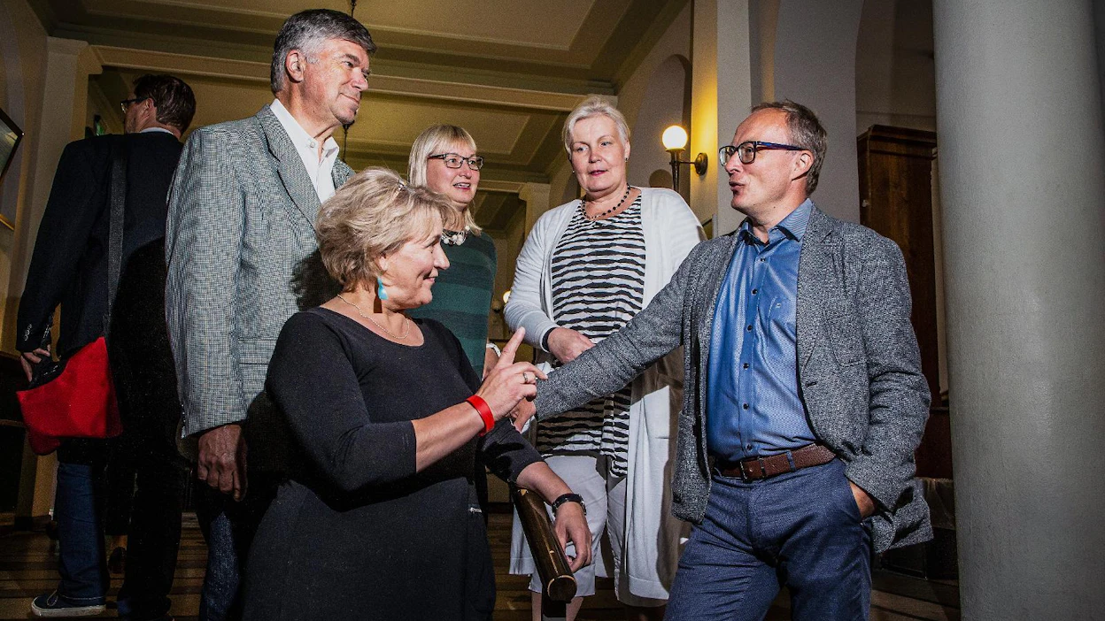 Päijät-Hämeen muutosjohtaja Seppo Huldén (kuvassa vasemmalla), Pohjois-Savon muutosjohtajat Leila Pekkanen, Elsa Paronen ja Tarja Miettinen sekä maakuntauudistuksen muutosjohtaja Kari Hakari valtiovarainministeriöstä pohtivat uudistusta muutosjohtajien kokoustauolla tiistaina Helsingissä.