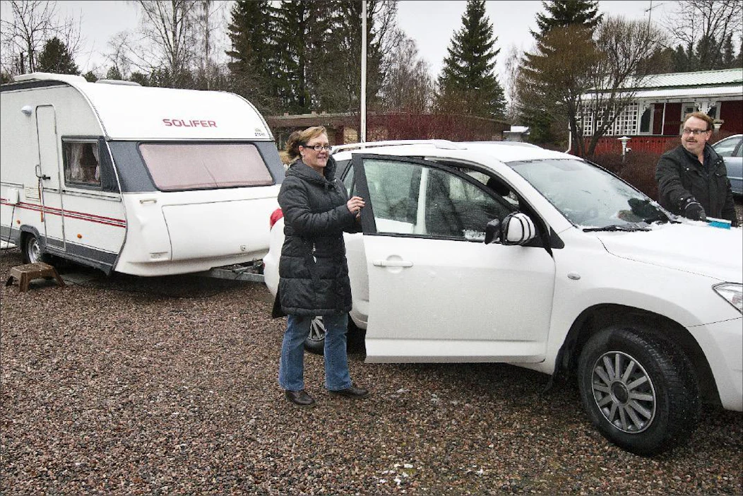 Valmiina tien päälle. Soile ja Hannu Kivikoski matkailevat mieluiten kotimaassa. Kari Salonen