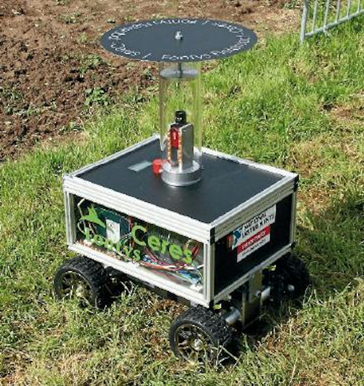Kisan voittanut Ceres. Robotin pääanturina on kamera, joka näkee ympärilleen sen yläpuolelle asennetun kuperan peilin kautta.