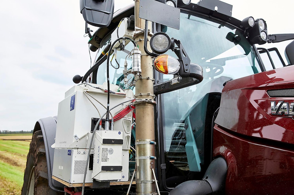 Päästöjen mittaamiseen käytetty PEMS-laitteisto (Portable Emission Measurements System) kiinnitettiin traktoriin. Samaa laitteistoa käytetään myös kuorma-autojen päästöjen mittaamiseen. Laitteisto koostuu kaasuanalysaattorista, joka mittaa hiilidioksidin, häkän, typenoksideiden sekä hapen pitoisuuden, sekä pienhiukkasten määrän laskurin ja pakokaasujen virtausmittarin. Laitteiston hinta on noin 300 000 euroa.