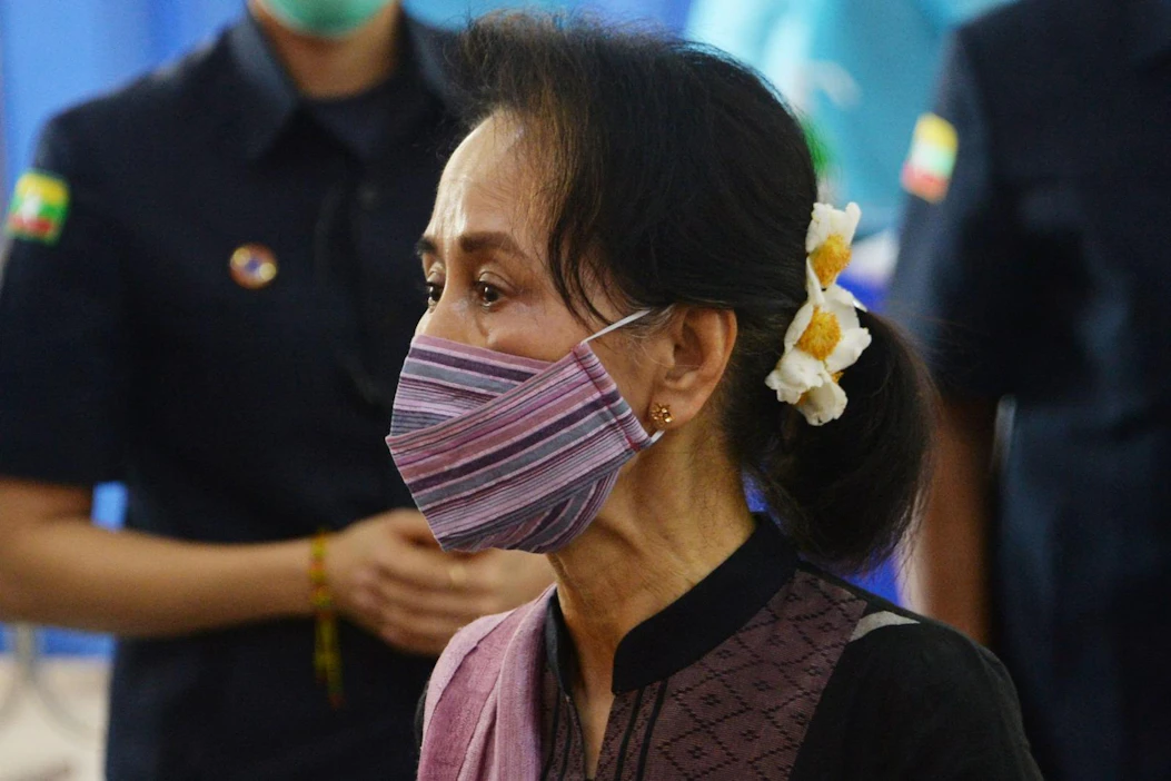 Myanmarin johtaja Aung San Suu Kyi vieraili keskiviikkona sairaalassa, jossa terveydenhuollon työntekijät saivat koronavirusrokotuksia. LEHTIKUVA / AFP
