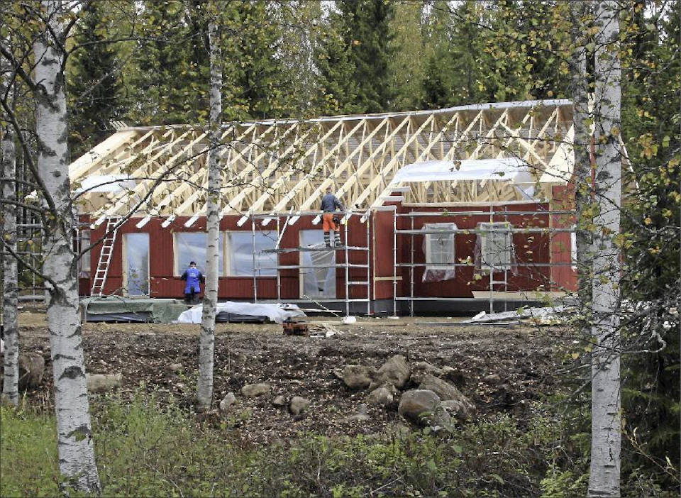 Seinät ovat jo pystyssä Vellikellon talossa ja rakennustyöt etenevät aikataulussaan. Valmista pitäisi olla vuodenvaihteessa. Matti Ronkainen