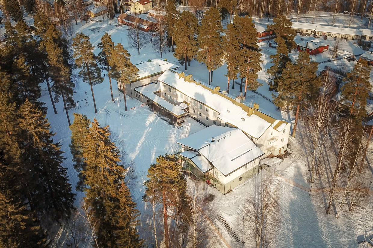 Muuruveden koulu Kuopiossa oli yksi monista lakkautusuhan alla olleista. Helmikuisella kaupunginvaltuuston päätöksellä se päätettiin säästää.